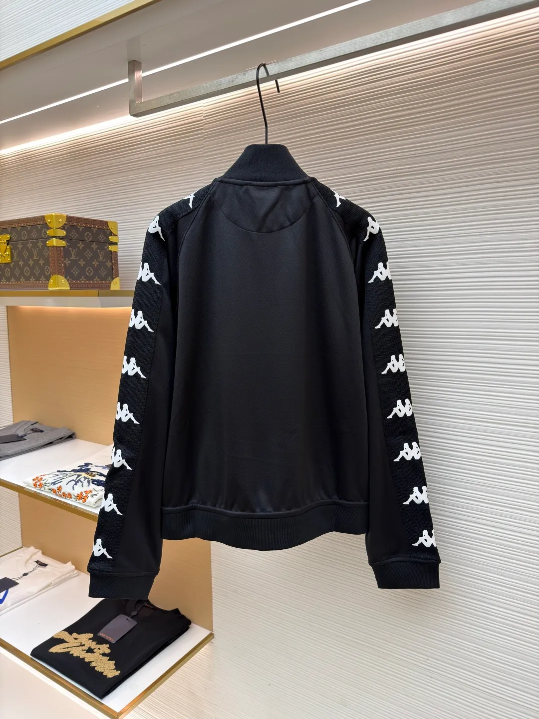 Acne Studios The iconic Acne Studios logo is exquisitely footnoted, and the classic Kappa logo is arranged in an orderly manner. The white Kappa logo is inlaid on the sleeves in an orderly manner like stars, forming a very rhythmic visual effect. The metal decoration is scattered and low-key, highlighting the noble lineage of the joint brand. A unique fashion feast, using imported machine embroidery technology. Use advanced computer control systems and sophisticated mechanical components to realize the Acne Studios X Kappa logo embroidery operation with high precision. Smooth lines and delicate jacquard technology. By weaving the Acne Studios and Kappa logo patterns on the surface of the fabric, we control the interweaving method of warp and weft lines. Precisely control the interweaving density and tension of the yarn to make it more three-dimensional. Manually electric-cut the webbing at the pattern position. After precise manual alignment, the webbing is cut using electro-cutting equipment to ensure precise docking of patterns. The fabrics have been washed. It has a better hand feel and texture. It is not easy to deform, not easy to shrink, not easy to fade, and maintains long-term beauty. The overall wiring is straight and delicate, the fabric is comfortable and soft, and the color is consistent without color difference. It can be matched with the same style to create a fashionable look and control various occasions. Customized accessories, complete with three standards, same style for men and women!